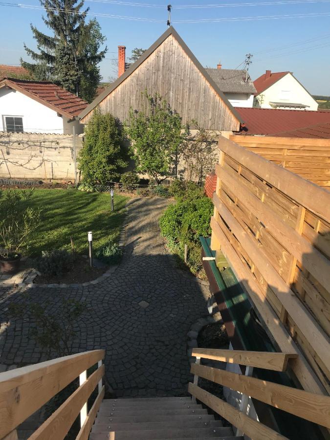 Helle, Offene Dachgeschosswohnung Mit Terrasse Oberloisdorf